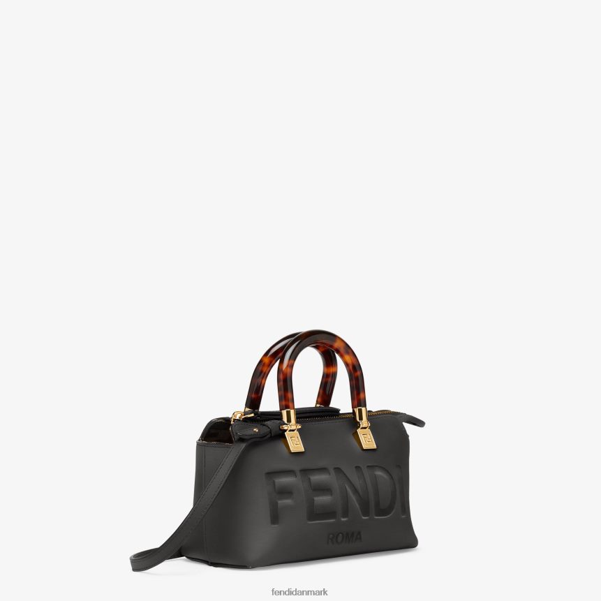 lille boston taske i læder Kvinder Fendi tilbehør sort A44V2D684