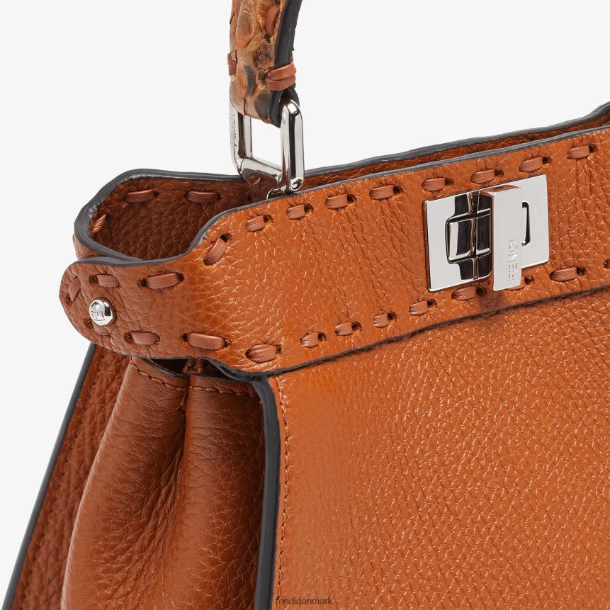 selleria taske med oversize syninger og eksotiske detaljer Kvinder Fendi tilbehør Brun A44V2D613